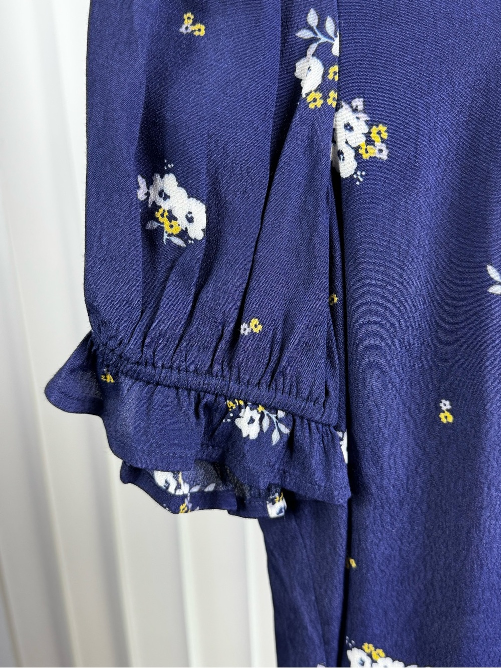 Elodie Navy Floral Puff Sleeve Button Front Blouse Medium 100% Rayon - Picture 4 of 8